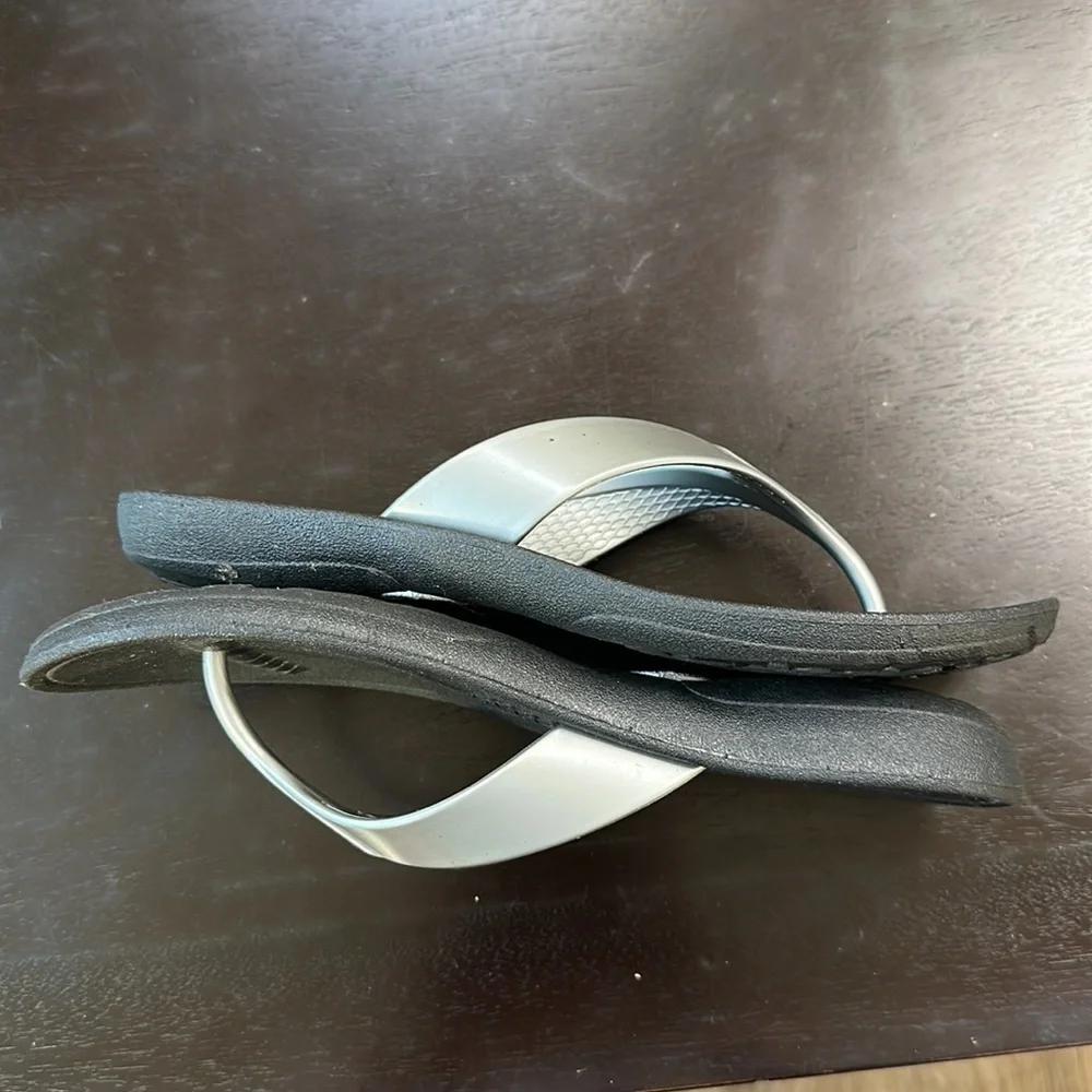 Okabashi silver made in USA flip flops SZ M/L